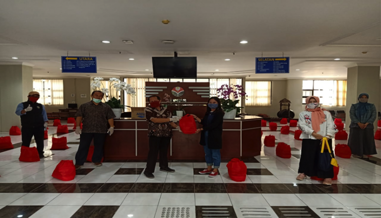 Satgas Covid-19 FPIPS UPI Berikan Sembako Peduli Mahasiswa