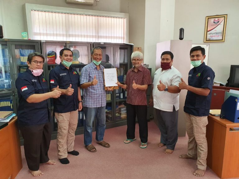 IKA FPOK UPI Serahkan Bantuan Paket Ramadhan