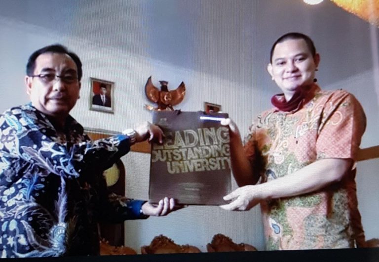 Kembali Berprestasi, Asep Bayu Terima Penghargaan dari Rektor UPI