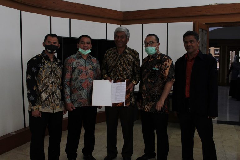 Dr. H. Amung Ma’Mun, M.Pd Raih Guru Besar Ilmu Kebijakan dan Pengembangan Olahraga