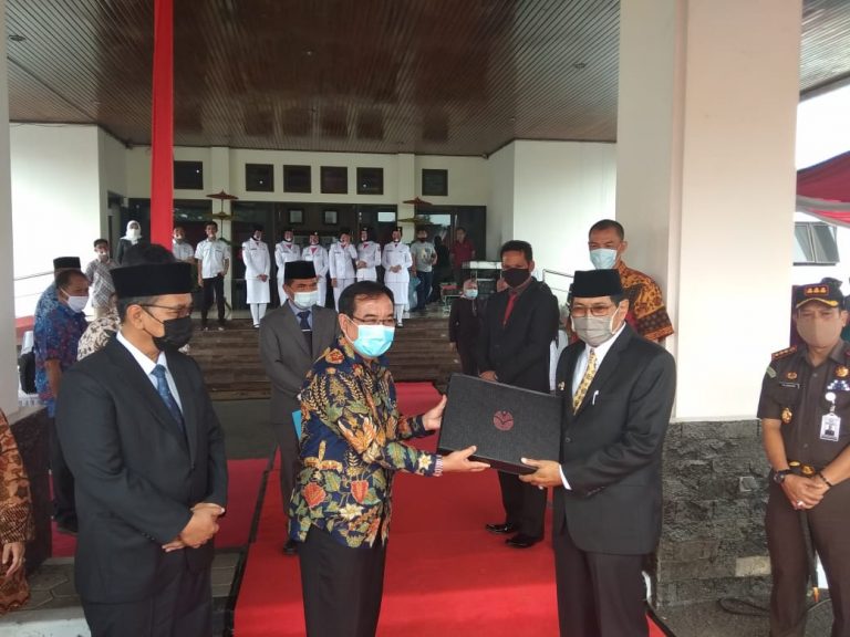Rektor UPI Terima Sertifikat Lahan untuk Pengembangan UPI Kampus Tasikmalaya