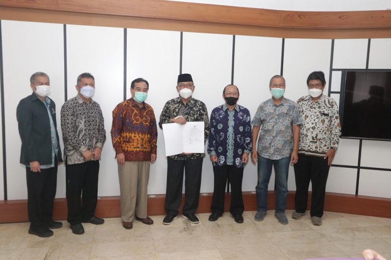 Dr. H. Edi Suryadi, M.Si Raih Jabatan Guru Besar