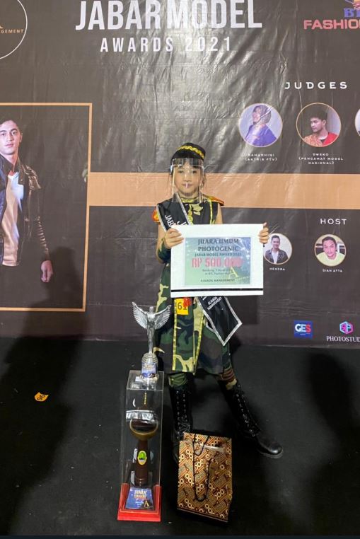 SISWA SD LABSCHOOL UPI CIBIRU RAIH JUARA PADA EVENT JABAR MODEL AWARDS 2021