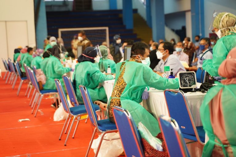 UPI LAKSANAKAN VAKSINASI BAGI 2000 DOSEN DAN TENAGA KEPENDIDIKAN