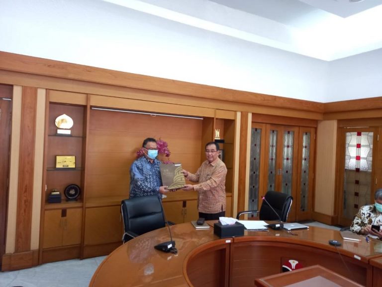 FIP dan Prodi Penmas Peroleh Penghargaan dari Rektor UPI