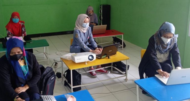 KKN Tematik UPI 2021: Dampingi Guru Penggunaan Platform Synchronous Learning