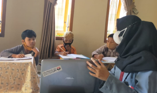 KKN Tematik UPI 2021: Mahasiswa Bentuk Pendampingan Belajar Kelompok Terbatas di Lingkungan Sekitar