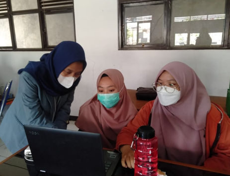 KKN Tematik UPI 2021: Meningkatkan Kemampuan Guru dalam Pembuatan Media Pembelajaran Power Point Berbasis Video