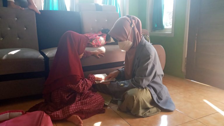 KKN Tematik UPI 2021: Mahasiswa UPI Lakukan Program Mengajar Secara Home Visit Saat Pandemi