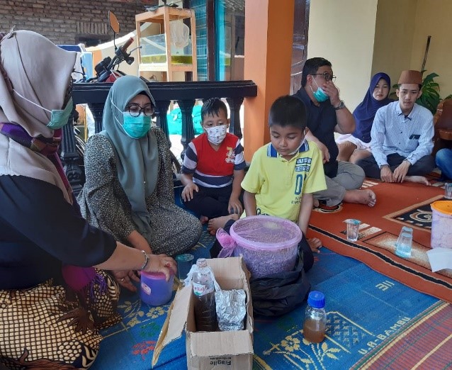 P2M Departemen Pendidikan Biologi : Tim Latih Masyarakat Memanfaatkan Magot Black Soldier Fly Sebagai Sumber Pakan Ikan dan Solusi Konversi Bahan Organik