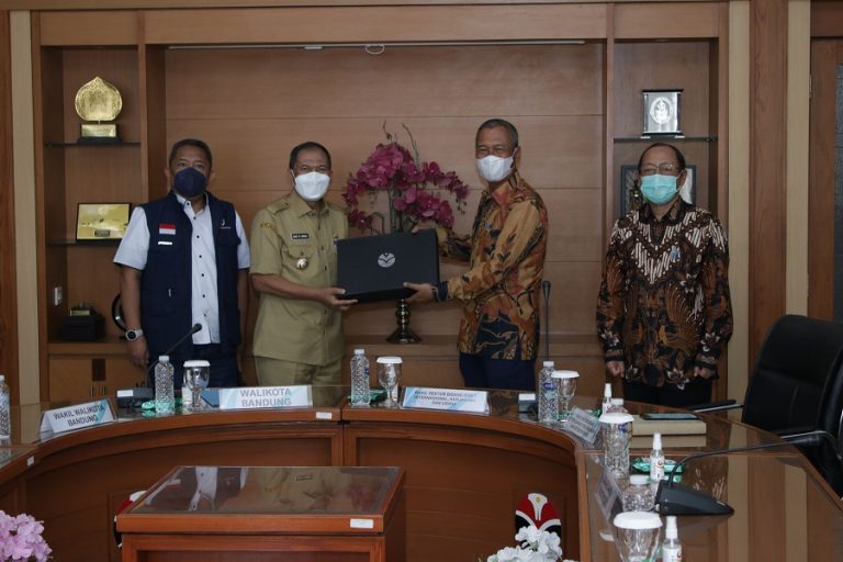 Kolaborasi UPI, YUMERiAL.GROUPS dan Pemkot Bandung Kembangkan Mesin Pengolah Sampah Ramah Lingkungan