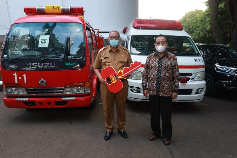 Rektor UPI Serahkan Hibah Kendaraan Pemadam Kebakaran dan Ambulan dari Jepang Kepada Pemda Kuningan