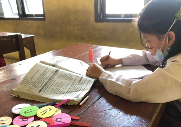 KKN Rekognisi UPI 2021: Penggunaan Media Pembelajaran Kartu Huruf pada Siswa Tunagrahita dalam Kegiatan Belajar di Sekolah