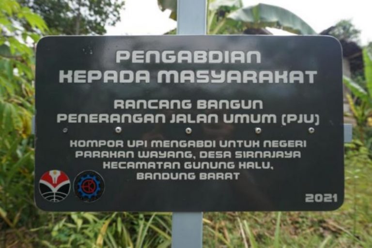 UKM KOMPOR UPI Bantu Desa Sirnajaya Membuat HIDRAM dan PJU