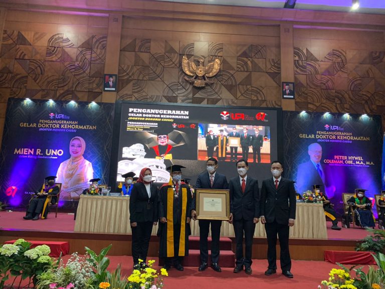 Dies Natalis UPI ke-67: UPI Menganugerahkan Gelar Doktor Kehormatan untuk Dua Tokoh