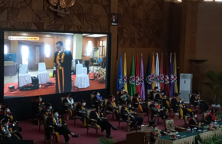 Rektor  UPI Persembahkan Lagu pada Wisuda Gelombang III Tahun 2021