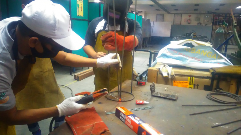 Tim PkM PDB DPTM FPTK UPI: Pelatihan Usaha Las Dekoratif untuk Membekali Masyarakat Menyongsong Kehidupan Pasca Pandemi COVID-19