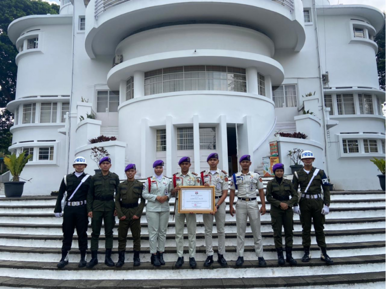 MENWA YON XI UPI RAIH PENGHARGAAN SAAT DIES NATALIS UPI KE-67