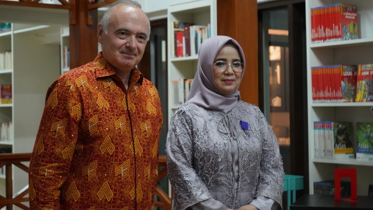 Duta Besar Perancis Sematkan Gelar Chevalier kepada Dekan FPBS UPI