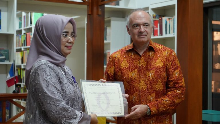 Dekan FPBS UPI Prof. Tri Indri Hardini Raih Gelar Chevalier dalam Palmes Academiques (Order of Academic Palms)