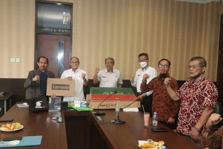 Disdikpora Kab. Bandung Barat Terima Hibah Peralatan TV dari Tim VCDLN TVUPI