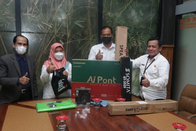 Disdikpora Kab. Purwakarta Terima Hibah Peralatan TV dari Tim VCDLN TVUPI