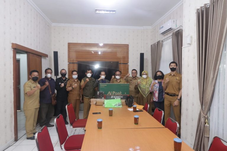 Disdikpora Kab. Karawang Terima Hibah Peralatan TV dari Tim VCDLN TVUPI