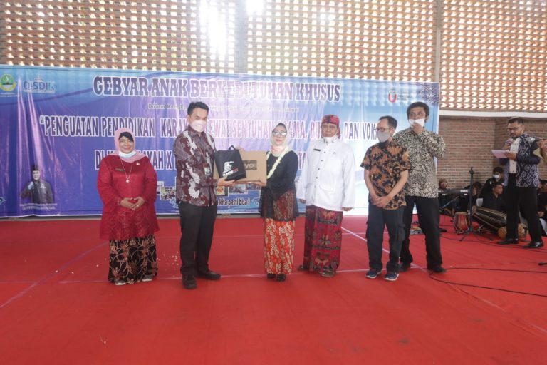 Disdikpora Kota Cirebon dan Kab. Kuningan Terima Hibah Peralatan TV dari Tim VCDLN TVUPI