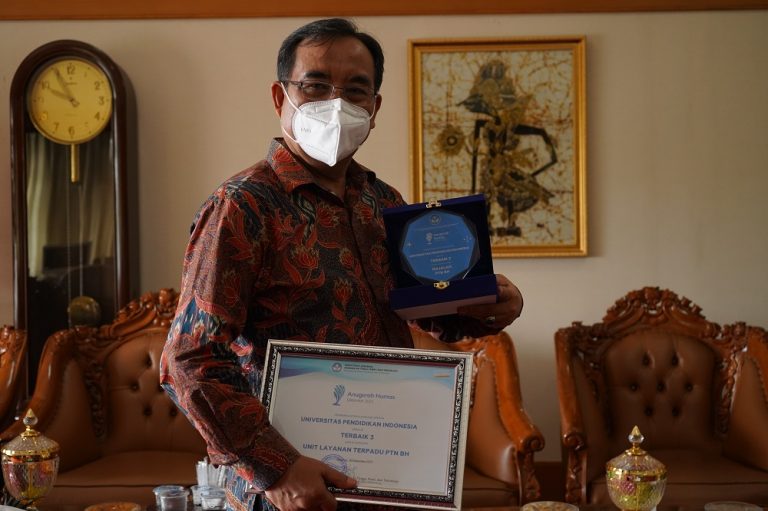 UPI Raih Penghargaan Anugerah Diktiristek 2021 Program Merdeka Belajar Kampus Merdeka