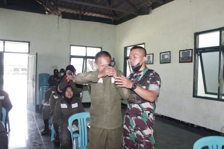 15 Calon Anggota Menwa Yon XI/UPI/RP Pelajari Navigasi Darat