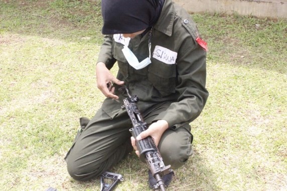 15 Calon Anggota Menwa Yon XI/UPI/RP Praktik Jinakan Bahan Peledak dan Bongkar Pasang Senjata