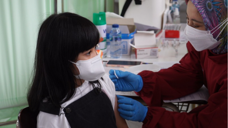 SD LABOLATORIUM UPI SELENGGARAKAN VAKSINASI DOSIS 2