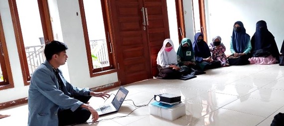 Mahasiswa KKN UPI Sosialisasikan Pemanfaatan Medsos pada Siswa Madrasah