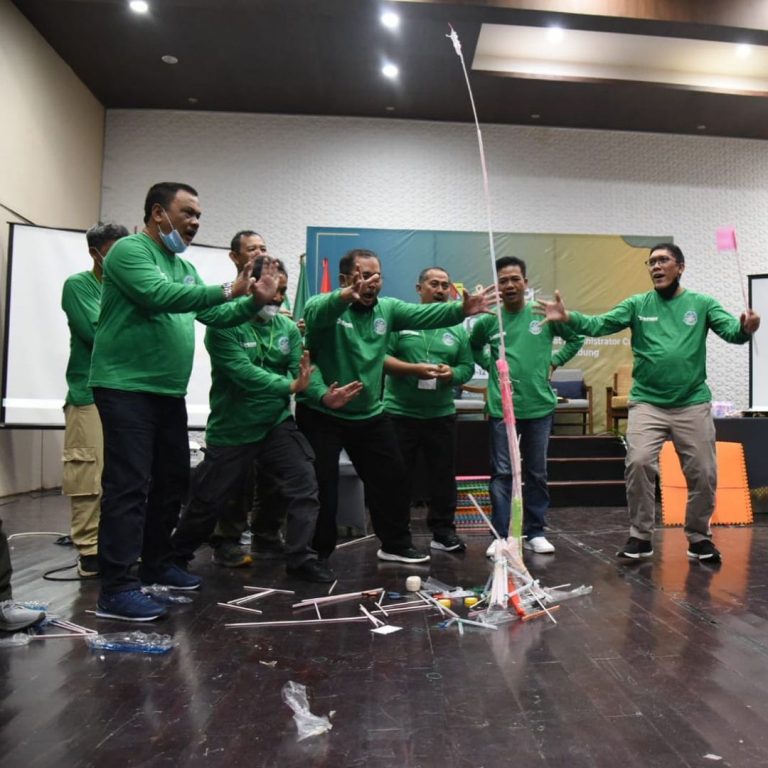 Prof. Karim dalam Pelatihan Teamwork Building: Kepemimpinan Adalah Kepercayaan