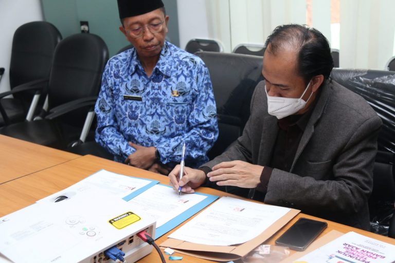 Tim Riset Matching Fund VCDLN TVUPI Hibahkan Peralatan Multimedia untuk KCD Tasikmalaya