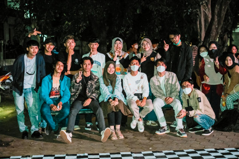 Tim Mahasiswa Prodi Desain Komunikasi Visual FPSD UPI Meraih Penghargaan Best Symbiotic Video pada Kriyasana Mahasiswa Desain Grafis Indonesia (KMDGI) XIV