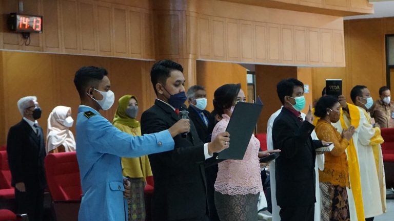 UPI GELAR UPACARA PENGAMBILAN SUMPAH PROFESI GURU GELOMBANG I TAHUN 2021/2022