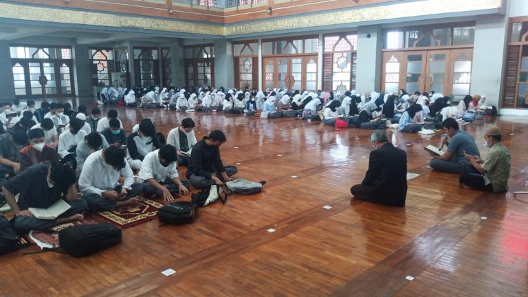 Menumbuh-suburkan nilai-nilai Agama Islam pada Kegiatan Ramadhan 1443 H : UPI Selenggarakan Pesantren Ramadhan Pelajar dan Mahasiswa