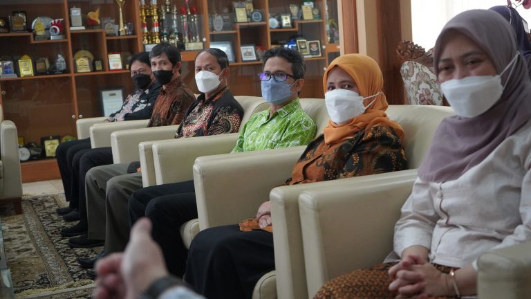 Rektor UPI Serahkan 4 SK Guru Besar