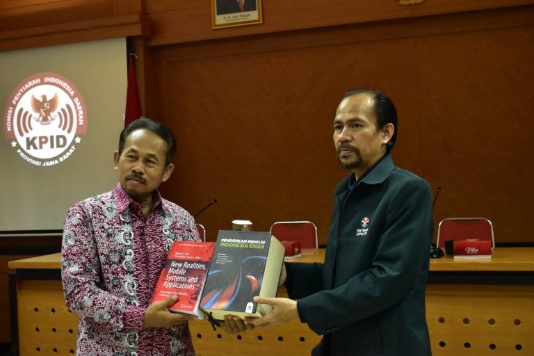 UPI SUMBANGKAN 23 JUDUL BUKU KE PERPUSTAKAAN KPID JABAR