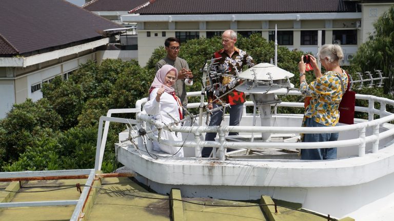 Wakil Rektor UPI Serahkan Buku Villa Isola Kepada Duta Besar Kerajaan Belanda untuk Indonesia