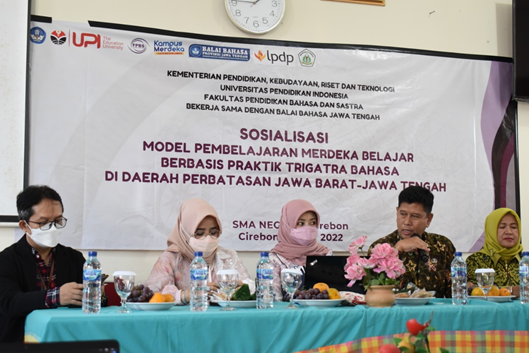 Sosialisasi Model Pembelajaran Merdeka Belajar dalam Penelitian Trigatra Bahasa FPBS UPI di SMAN 8 Cirebon