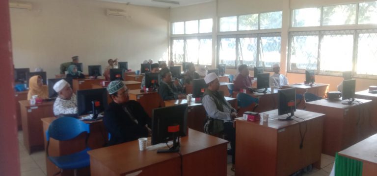 Tim Dosen Pendidikan Bahasa Arab UPI Berikan Pelatihan Penerjemahan Kitab Kuning Bagi Guru Ngaji di Bandung