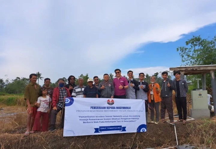 Pengabdian Kepada Masyakarat (PKM) “Pemanfaatan Wireless Sensor Network untuk Mendukung Kinerja Pemantauan Sistem Otomasi Pengairan Palawija Berbasis Web Pada Kelompok Tani di Desa Jatisari”