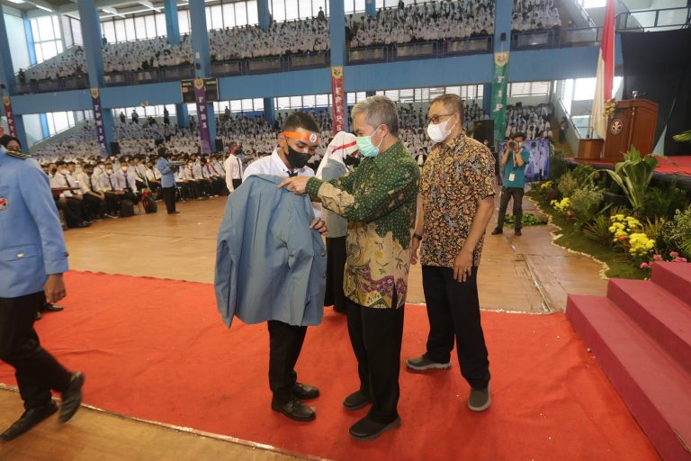 Wakil Rektor Bidang Pendidikan dan Kemahasiswaan UPI Sematkan Jas Almamater Pada mahasiswa Baru UPI