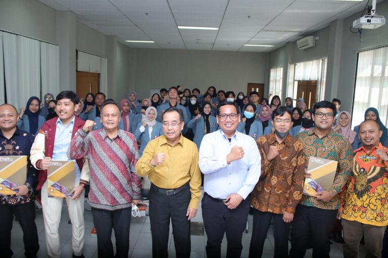 Raih Pretasi Gemilang, Rektor UPI Berikan Penghargaan Kepada Dosen dan Mahasiswa UPI Kampus Tasikmalaya
