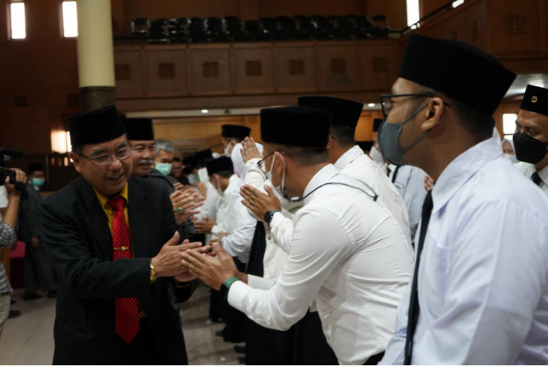 Pengambilan Sumpah 324 Pegawai UPI          Rektor : Jadilah Speed Learner
