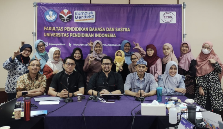 TIM PKM PROGRAM STUDI PENDIDIKAN BAHASA PERANCIS GELAR PELATIHAN  PENERAPAN MEDIA EVALUASI DARING BAGI GURU BAHASA PERANCIS SE-JAWA BARAT