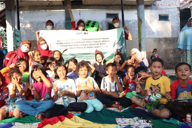 Tim PKM-PM UPI Kembangkan Media Pembelajaran Berbasis Ekoliterasi dengan Memanfaatkan Limbah Industri Rumah Tangga Kain Perca￼