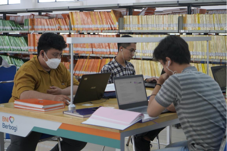 BNI Serahkan 15 Meja Baca Modern untuk Perpustakaan UPI￼